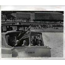 1966 Press Photo Lady Bird Johnson and Mrs.Harold Holt cruise at Lake Burley