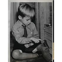 1937 Press Photo Bird as mascot of the kindergarten class of Duluth Minn School
