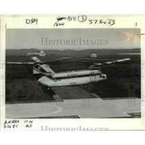 1985 Press Photo A Boeing 234 the helicopter loaded with workers takes off.