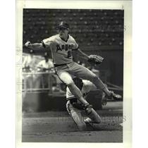 1986 Press Photo Bret Butler out at 2nd on double play 3rd inning.  - cvb57973