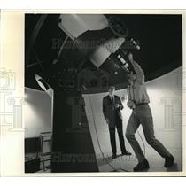 1968 Press Photo Prof. Dan Schroeder watched a student at Beloit college