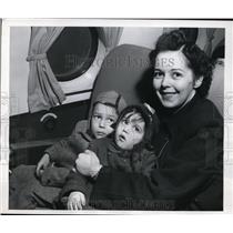 1947 Press Photo New York Ruth Berger and kids fly to Rome for husband NYC