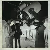 1968 Press Photo Professor Dan Schroeder with student at Beloit College's Center