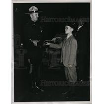1934 Press Photo New York Henry Elser shakes hands with Canadian mountie NYC