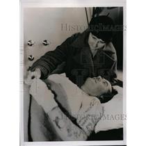 1936 Press Photo Officer Earl Reed in hospital with is wife after shooting