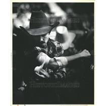 1981 Press Photo Cowboy Bandaging Himself Little Rock