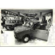 1981 Press Photo Vicki Moore takes Market Study of new Mini-Car at Randall Mall