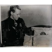 1939 Press Photo Don Lash w Newborn Son, Bloomington, Indiana - nef28055