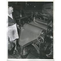 1939 Press Photo Ink Grinder