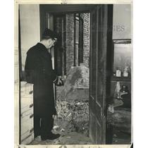 1945 Press Photo Lt. Murphy looking at a fire trap