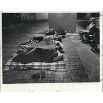 1982 Press Photo John Demjanjuk "Ivan the Terrible" & family sleep on sidewalk