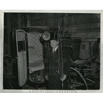 1942 Press Photo Charles Singer w/ Horse Drawn Cab in Boston, Massachusetts
