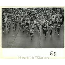 1988 Press Photo Sugar Bowl Events- Participants in the Sugar Bowl 10K are off.