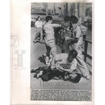 1962 Press Photo Japan Pickpockets Caught Action Arrest