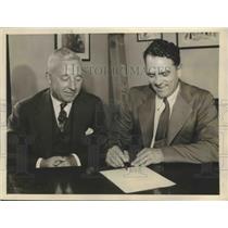 1935 Press Photo Steve O'Neill Signs to Lead Indians for Another Year