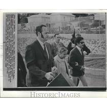 1969 Press Photo Mary Hirhan Visits Husband in San Quentin Prison, California