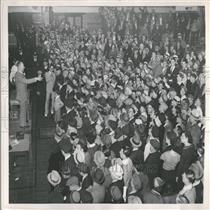 1935 Press Photo Detroit Police Armory Auction Crowd