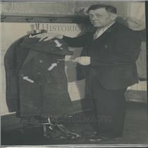 1934 Press Photo Cully Lario Bullet Holes Investigtors