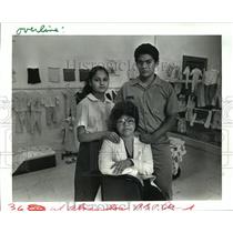 1987 Press Photo Elizabeth, Isabel & Roger Alvarado, clothing store owners.