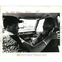 1986 Press Photo Raymond Ambrose administering driving test to Josephine