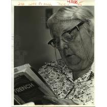 1987 Press Photo Rose Altobello reading French book at Metairie Senior Center