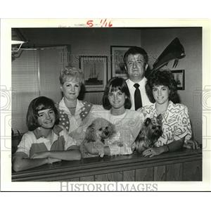 1986 Press Photo Mary Frances and Peter Aneson with Carol, Lana, and Lara Garner