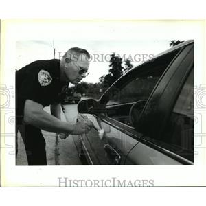 1994 Press Photo E.L. Brown Checks Stolen Car for Fingerprints, Kenner, LA