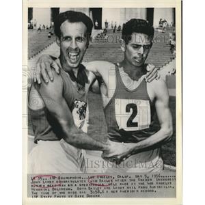 1956 Press Photo John Landy Congratulates Jim Bailey at Race at LA - sbs07370