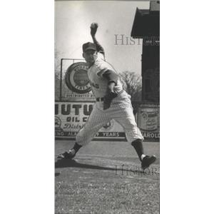 1958 Press Photo Alabama-Baseball player Harry Byrd throwing the ball