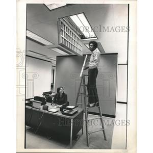 1973 Press Photo Leroy Brooks removes light, Houston Lighting and Power Company