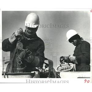 1979 Press Photo Lineman of Houston Lighting & Power Co Wear Ski Masks & Gloves