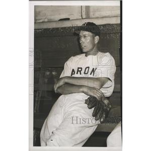 1946 Press Photo Birmingham Barons Baseball Player Carmel Castle Rests In Dugout