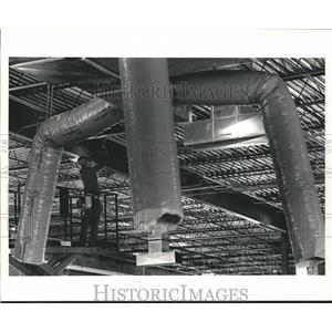 1986 Press Photo Air Conditioning ducts in new AMC 10-Plex Theater, Texas