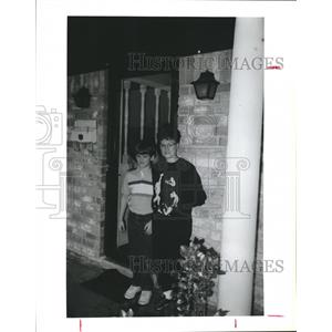 1987 Press Photo Alvin, Texas-Norma Slater & Son Todd, Age 11 Outside Home