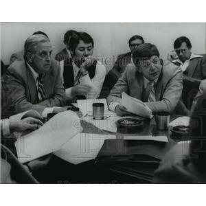 1981 Press Photo Alabama State Senators and Lt. Governor elect discuss the rules