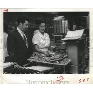 1970 Press Photo Ken McCracken, Safeway Store mgr and Margaret Phillips, Houston