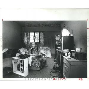 1982 Press Photo Leroy Mathes in apartment in Allen Parkway Village, Houston