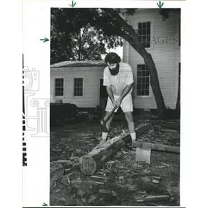 1986 Press Photo Carpenter Bob Asbell of Bastrop, Texas Hews A  Log With An Adze