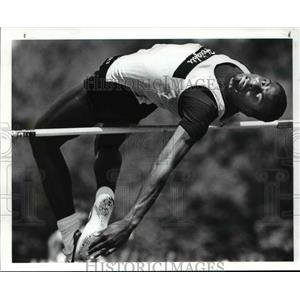1987 Press Photo Chip Morris in helping Cleveland Hts. set a new Weingart Relays