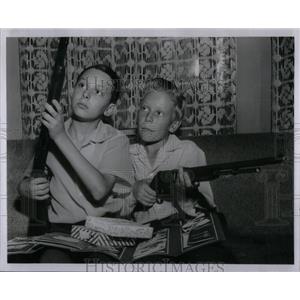 1954 Press Photo John Smith Jim Africa missionary guns - RRX55823