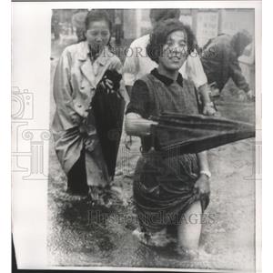 1966 Press Photo Japan, commuters in Tokyo's Nakano district after typhoon Kit