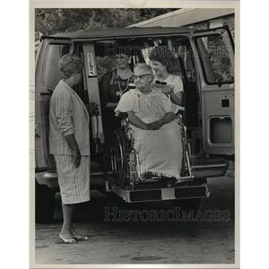 1986 Press Photo Beverly Health Care gets wheelchair lift - abna09456
