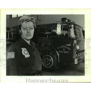 1993 Press Photo Eileen Dubreuil is a female St. Bernard Firefighter