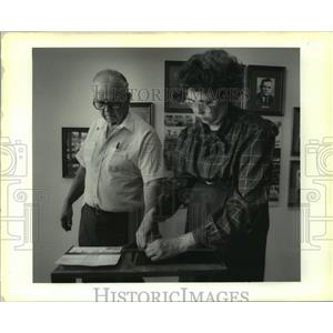 1990 Press Photo Joe Minshew gets fingerprinted by Bobbie Moak, to purchase gun