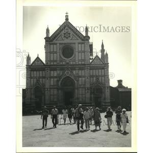 1992 Press Photo General view of crowd outside a church in Florence, Italy