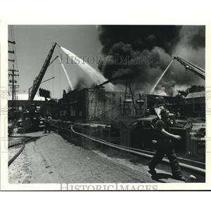 1991 Press Photo New Orleans firefighters at Kellett Industries fire on Magnolia
