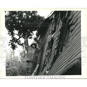 1991 Press Photo Third District Fireman at Cherrywood Apartment fire on Kenner