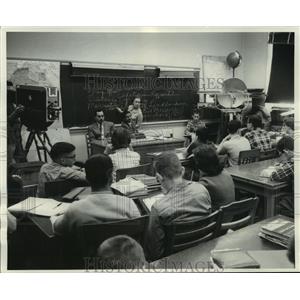 1959 Press Photo Television cameras in Wisconsin High School classroom