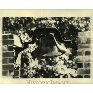 1987 Press Photo 100 year old plantation bell at Roy Ham's residence in Kenner