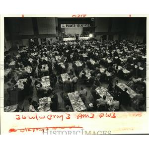 1987 Press Photo About 850 people attend prayer breakfast for Joseph Yenni